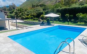 Flale'S Holiday House